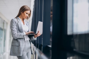 Jak influencer marketing zmienia oblicze reklamy w 2025 roku?